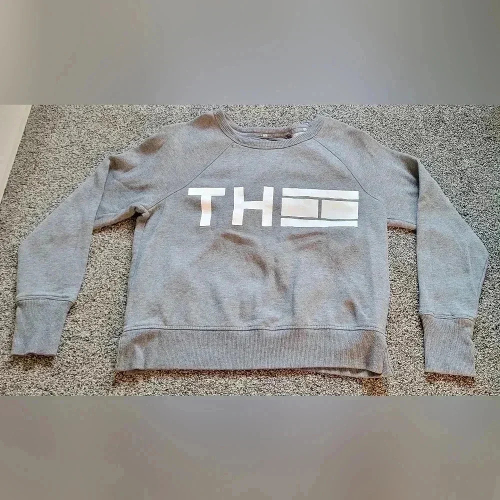 Tommy Hilfiger sport Gray Sweatshirt Pullover Crew Neck Long Sleeve Logo Sz sm - Picture 2 of 8